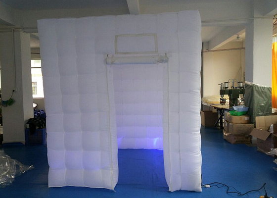 Chine Tente gonflable de cube de 2.2*2.2*2.3m en anniversaire énorme de famille avec la lumière de LED fournisseur