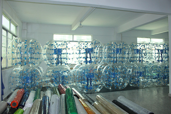 Chine Le football de butoir gonflable de boule de bulle de boule de mmTPU bleu du point 0,7 fournisseur