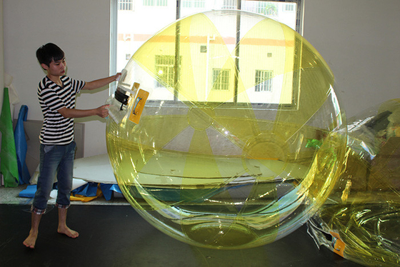 Chine Boule de roulement transparente adaptée aux besoins du client de l'eau, promenade gonflable géante sur la boule de l'eau fournisseur